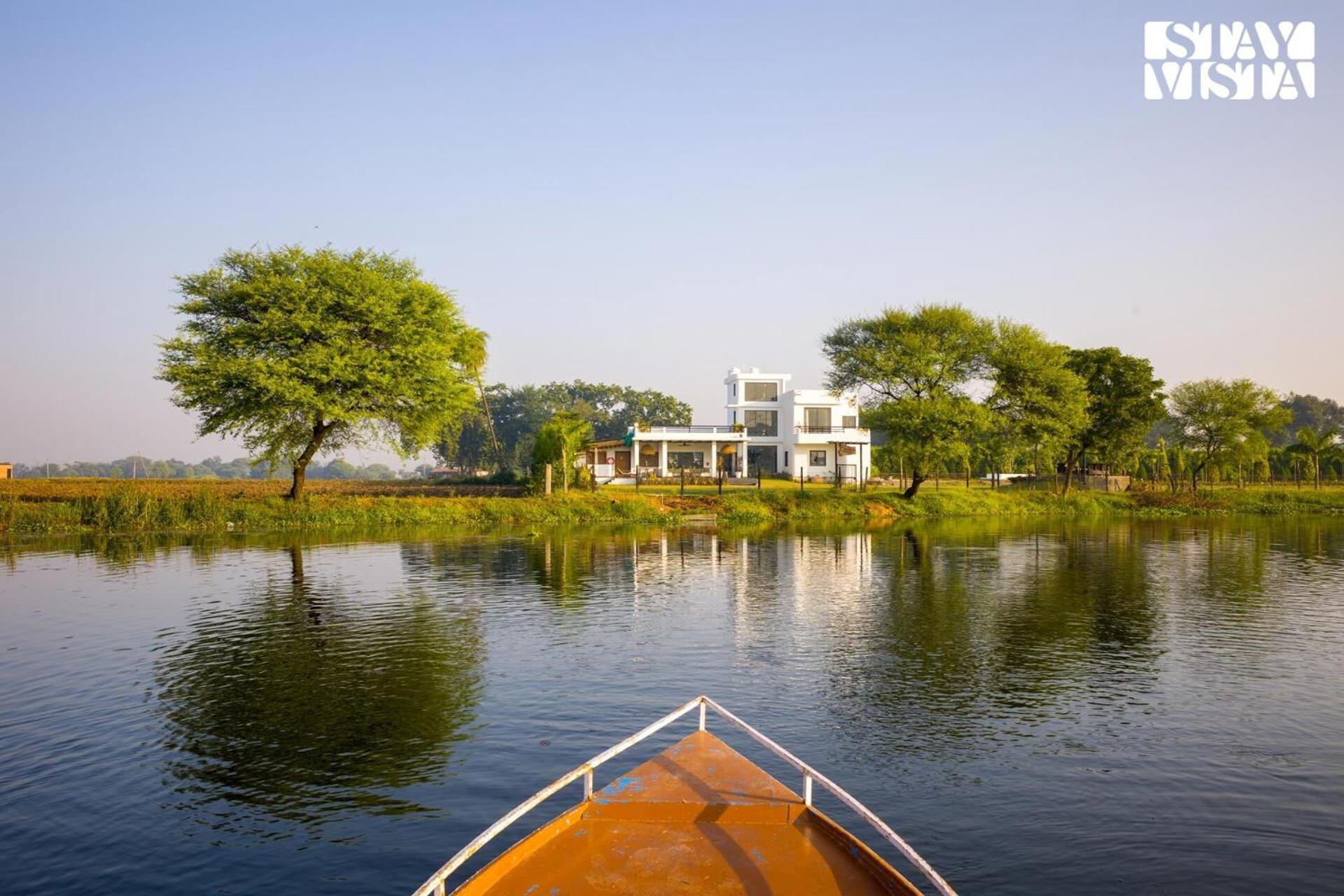 Stayvista At Lotus By The Lake With Pool, Bbq & Lawn Indore Eksteriør bilde